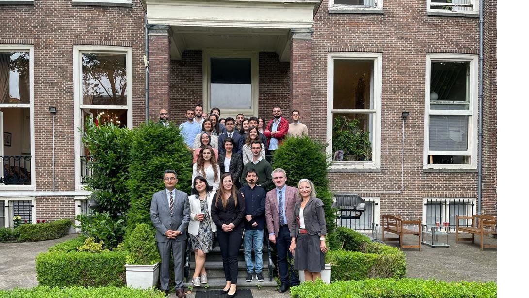 Hollanda'da resmi burslu statüde yüksek lisans öğrenimi gören bursiyerlerimizle tanışma toplantısı 25 Haziran 2021 tarihinde gerçekleşti